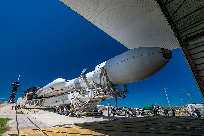 Огромную ракету SpaceX Falcon Heavy доставили на стартовую площадку перед десятым запуском. Но шансы на старт невысоки